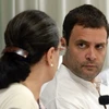 Chủ tịch Đảng Quốc đại Sonia Gandhi (trái) và Phó Chủ tịch Rahul Gandhi (phải) tại cuộc họp của CWC tại New Delhi ngày 8/9/2015. (Nguồn: AFP/TTXVN)