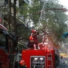 Lính cứu hỏa đang nỗ lực dập tắt đám cháy. (Ảnh: Huy Hùng/TTXVN)