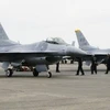 Máy bay chiến đấu F-16 của Mỹ tại căn cứ không quân ở Miyazaki, Nhật Bản chuẩn bị cho cuộc tham gia tập trận chung Mỹ-Nhật. (Nguồn: Kyodo/TTXVN)