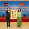 Bà Touch Sarom, Quốc vụ khanh Bộ Lễ nghi và Tôn giáo Campuchia tặng quà lưu niệm cho Ban Tôn giáo Chính phủ Việt Nam. (Ảnh: Ngọc Thiện/TTXVN)