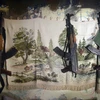 Các khẩu súng máy AK-47 được phát hiện tại một nơi ẩn náu của lực lượng nổi dậy Syria tại quận Salaheddine, thành phố Aleppo ngày 12/4/2013. (Nguồn: AFP/TTXVN)