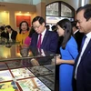 Ủy viên Bộ Chính trị, Phó Thủ tướng Vương Đình Huệ tham quan các hình ảnh, hiện vật về Cụ Phan Bội Châu và phong trào Đông Du tại Nhà lưu niệm Khu di tích quốc gia đặc biệt Phan Bội Châu. (Ảnh: Tá Chuyên/TTXVN)