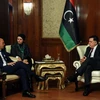 Thủ tướng Libya Fayez al-Sarraj (phải) và Ngoại trưởng Italy Angelino Alfano (trái) trong cuộc gặp tại Tripoli ngày 23/12. (Nguồn: THX/TTXVN)