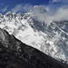 Núi Everest (phía sau) tại khu vực Kumbh, đông bắc Nepal ngày 20/4/2015. (Nguồn: AFP/TTXVN)