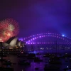 Tiết mục pháo hoa đầu tiên ở khu vực Cầu cảng Sydney được bắn lúc 21 giờ (giờ địa phương) ngày 31/12. (Nguồn: AFP/TTXVN)
