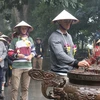 Các thành viên trong đoàn khách du lịch quốc tế của Trường Đại học Deakin (Australia) dâng hương tưởng niệm các Vua Hùng tại Khu di tích lịch sử Đền Hùng. (Ảnh: Tạ Toàn/TTXVN)