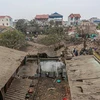 Những ngôi nhà nằm trong bán kính vụ nổ bị hư hại toàn bộ phủ một lớp bụi trắng xóa. (Ảnh: Minh Sơn/Vietnam+)