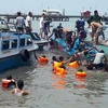 Lực lượng cứu hộ tìm kiếm nạn nhân sau vụ lật tàu ngày 25/7. (Nguồn: EPA/TTXVN)