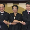 Tân Tổng thư ký Lim Jock Hoi (phải), Ngoại trưởng Indonesia Retno Marsudi (giữa) và người tiền nhiệm Lê Lương Minh tại buổi lễ chuyển giao ở Jakarta ngày 5/1. (Nguồn: AFP/TTXVN)