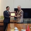 Đại sứ Hoàng Anh Tuấn và Bộ trưởng Thương mại Indonesia Enggartiasto Lukita. (Ảnh: Đỗ Quyên/Vietnam+)