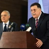 Thủ tướng Libya Fayez al-Sarraj (phải) và người đứng đầu Phái bộ hỗ trợ của LHQ ở Libya Ghassan Salame (trái) tại cuộc họp báo ở Tripoli, Libya ngày 5/8/2017. (Nguồn: AFP/TTXVN)