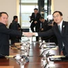 Bộ trưởng Thống nhất, Trưởng đoàn đàm phán Hàn Quốc Cho Myoung-gyon (phải) và Chủ tịch Ủy ban thống nhất Hòa bình Triều Tiên (CPRK), Trưởng đoàn đàm phán Triều Tiên, Ri Son-gwon (trái) tại cuộc đàm phán cấp cao liên Triều ở làng đình chiến Panmunjom ngày 