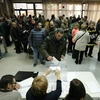 Cử tri bỏ phiếu bầu Hội đồng Lập pháp Catalonia tại điểm bầu cử ở Vic ngày 21/12. (Nguồn: AFP/TTXVN)