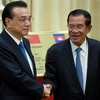 Thủ tướng Trung Quốc Lý Khắc Cường (trái) và người đồng cấp Campuchia Hun Sen tại cuộc gặp ở Phnom Penh ngày 11/1. (Nguồn: AFP/TTXVN)