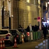 Cảnh sát điều tra tại lối vào phía sau khách sạn Ritz ở Paris sau vụ việc. (Nguồn: AFP/TTXVN)