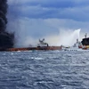 Tàu cứu hộ nỗ lực dập lửa cháy trên tàu Sanchi ở ngoài khơi bờ biển Thượng Hải (Trung Quốc) ngày 12/1. (Nguồn: THX/ TTXVN)