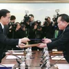 Trưởng đoàn đàm phán Hàn Quốc Cho Myoung Gyon (trái) và Trưởng đoàn đàm phán Triều Tiên Ri Son Gwon (phải) trao đổi tuyên bố chung trong cuộc đàm phán liên Triều tại làng đình chiến Panmunjeom ngày 9/1. (Nguồn: Kyodo/TTXVN)