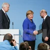 Thủ tướng Đức Angela Merkel (giữa), Chủ tịch CSU Horst Seehofer (trái) và Chủ tịch SPD Martin Schulz (phải) tại cuộc họp báo sau các vòng đàm phán ở Berlin ngày 12/1. (Nguồn: THX/TTXVN)