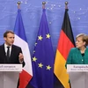 Tổng thống Pháp Emmanuel Macron (trái) trong cuộc họp báo chung với Thủ tướng Đức Angela Merkel tại Hội nghị thượng đỉnh EU ở Brussels (Bỉ) ngày 15/12/2017. (Nguồn: AFP/TTXVN)