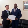 Đại sứ Phạm Anh Tuấn trao bản sao ủy nhiệm thư tới Bộ trưởng Ngoại giao, Hợp tác và hội nhập Châu Phi Togo, ngài Komlan Edo Robert Dussey. (Ảnh: Dư Hưng/Vietnam+)
