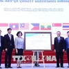 Đại diện Mạng lưới các trường đại học Đông Nam Á trao chứng nhận kiểm định cho Trường Đại học Bách khoa, Đại học Quốc gia Thành phố Hồ Chí Minh. (Ảnh: Thu Hoài/TTXVN)
