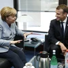 Thủ tướng Đức Angela Merkel (trái) và Tổng thống Pháp Emmanuel Macron trong cuộc gặp tại Brussels, Bỉ ngày 19/10/2017. (Nguồn: AFP/TTXVN)