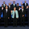 Tổng thống Chile Michelle Bachelet (giữa), Ngoại trưởng Trung Quốc Vương Nghị (thứ 2 trái) và các đại biểu chụp ảnh lưu niệm tại hội nghị. (Nguồn: AFP/TTXVN)