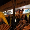 Các quản giáo phong tỏa lối vào nhà tù Les Baumettes ở Marseille, yêu cầu Chính phủ có biện pháp siết chặt an ninh các trung tâm giam giữ phạm nhân, ngày 15/1. (Nguồn: AFP/TTXVN)_