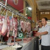 Đoàn công tác khảo sát về điều kiện, cơ sở vật chất - khu vực kinh doanh thực phẩm tại chợ Bến Thành. (Ảnh: Thanh Vũ/TTXVN)