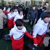 Nhóm tiền trạm Triều Tiên và đoàn vận động viên khúc côn cầu trên băng tại văn phòng hải quan, nhập cư và kiểm dịch Paju ngày 25/1. (Nguồn: Yonhap/TTXVN)