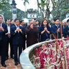 Phó Thủ tướng Chính phủ Vũ Đức Đam cùng đoàn công tác dâng hương tại đền Trần, thành phố Nam Định. (Ảnh Công Luật-/TTXVN)