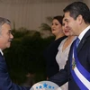 Đại sứ Nguyễn Hoài Dương và Tổng thống Juan Orlando Hernandez Alvarado. (Nguồn: Bộ Ngoại giao Honduras)