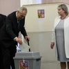 Tổng thống đương nhiệm Milos Zeman (giữa) bỏ phiếu tại điểm bầu cử ở Prague ngày 26/1. (Nguồn: AFP/ TTXVN)