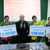 Chủ tịch UBND tỉnh Bắc Giang Nguyễn Văn Linh trao thưởng cho các tập thể. (Ảnh: Đồng Thúy/TTXVN)