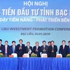 Thủ tướng Nguyễn Xuân Phúc và các đại biểu chứng kiến lễ ký kết hợp tác đầu tư giữa UBND tỉnh Bạc Liêu với các nhà đầu tư. (Ảnh: Thống Nhất/TTXVN)