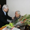 Tổng Bí thư Nguyễn Phú Trọng đến thăm, chúc Tết và chúc thọ nguyên Tổng Bí thư Đỗ Mười. (Ảnh: Trí Dũng/TTXVN)