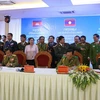Công an 6 tỉnh của 3 nước Việt Nam - Lào - Campuchia đã tổ chức ký kết Biên bản ghi nhớ về công tác. (Ảnh: Hoài Nam/TTXVN)