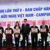 Đại sứ Vương quốc Campuchia tại Việt Nam Prak Nguon Hong trao Huân chương Đại tướng của Hoàng gia Campuchia cho các cá nhân thuộc Hội hữu nghị Việt Nam-Campuchia. (Ảnh: Thái Hùng/TTXVN)