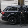 Cảnh sát đặc nhiệm Pháp tham gia dẫn độ Salah Abdeslam tới tòa án ở Paris. (Nguồn: AFP/TTXVN)