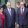 Ngoại trưởng CH Dominicana Miguel Vargas Maldonado (thứ 2, trái) tại lễ đón Bộ trưởng Truyền thông Venezuela Jorge Rodríguez (thứ 2, phải) và Chủ tịch ANC Delcy Rodríguez (trái) tới cuộc đối thoại với phe đối lập, ở Santo Domingo, CH Dominicana ngày 29/1.
