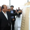 Thủ tướng Nguyễn Xuân Phúc xem sản phẩm của Nhà máy Alumin Nhân Cơ (tỉnh Đắk Nông). (Ảnh: Thống Nhất/TTXVN)
