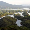 Mặt hồ hơn 3.600ha với nhiều hòn đảo lớn nhỏ nằm rải rác tạo nên vẻ đẹp kỳ vĩ của Vườn quốc gia Tà Đùng. (Ảnh: Dương Giang/TTXVN)
