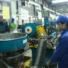 Sản xuất pin tại Công ty Cổ phần Pin Hà Nội (Tập đoàn Hóa chất Việt Nam). (Ảnh: Hoàng Hùng/TTXVN)