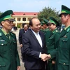 Thủ tướng Nguyễn Xuân Phúc thăm hỏi, động viên cán bộ, chiến sỹ Bộ Chỉ huy Biên phòng tỉnh Đắk Nông. (Ảnh: Thống Nhất/TTXVN)
