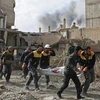 Chuyển nạn nhân bị thương sau một cuộc không kích ở Đông Ghouta, Syria ngày 9/2. (Nguồn: AFP/TTXVN)