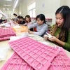 Chế tác đồ trang sức tại Công ty TNHH Bow International, vốn đầu tư của Hàn Quốc, mới đi vào hoạt động tại Khu công nghiệp Bỉm Sơn (Thanh Hóa). (Ảnh: Danh Lam/TTXVN)