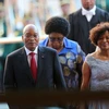Tổng thống Nam Phi Jacob Zuma (trái) tới tòa nhà Quốc hội ở Cape Town để đọc Thông điệp Quốc gia ngày 9/2/2017. (Nguồn: AFP/TTXVN)