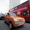 Một chiếc ôtô điện (phía trước, bên trái) lưu thông trên một tuyến phố ở London, Anh. (Nguồn: AFP/TTXVN)