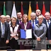 Đại diện Cấp cao phụ trách chính sách an ninh và đối ngoại EU Federica Mogherini (giữa) sau lễ ký. (Nguồn: AFP/TTXVN)