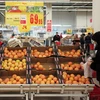Khách hàng lựa chọn hoa quả Thổ Nhĩ Kỳ tại siêu thị ở Moskva (Nga) ngày 29/11. (Nguồn: THX/ TTXVN)